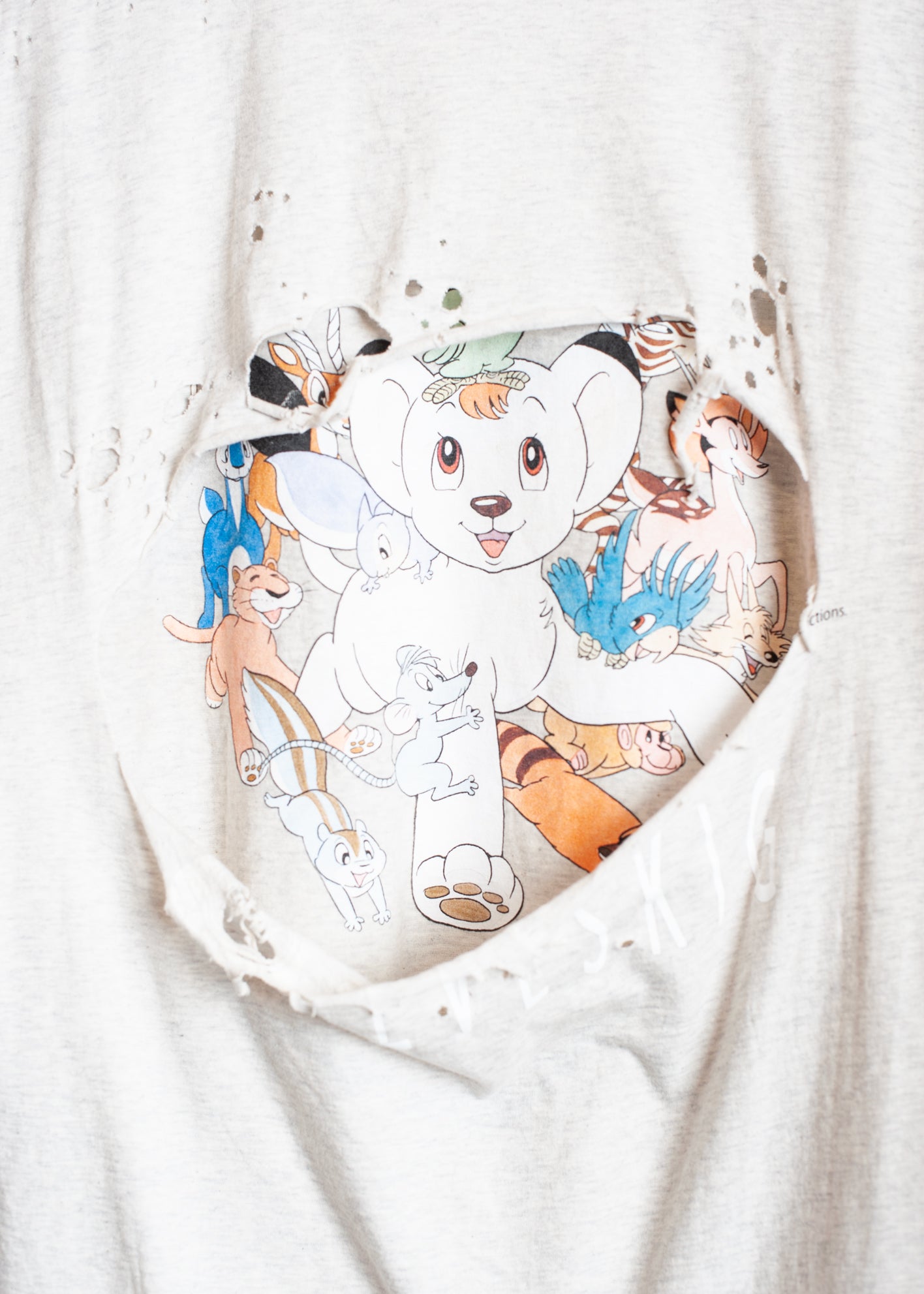 CT-SV-NGS-1009 / SEVESKIG vs JUNGLE EMPEROR LEO S/SL Damage TEE Ver, "Friends"